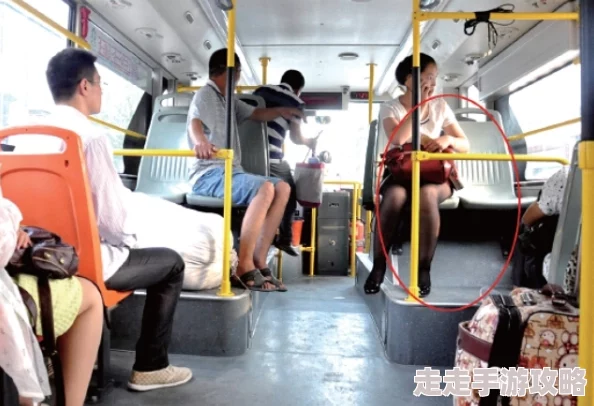 公车掀起裙子进入，乘客惊呼：竟然发生在白天！目击者描述现场混乱不堪，警方迅速介入调查引发热议