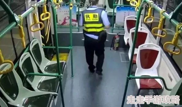 公车掀起裙子进入，乘客惊呼：竟然发生在白天！目击者描述现场混乱不堪，警方迅速介入调查引发热议