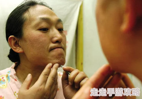 偷拍男浴室搓澡工壮汉引发热议，网友纷纷讨论隐私权与公共场所的界限问题