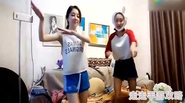 美女操比视频：最新动态曝光，网友热议其内容与影响，引发广泛讨论和关注