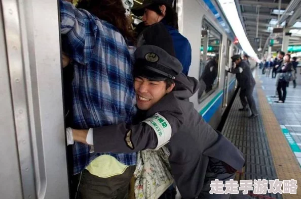 痴汉满员电车侵犯女子校生，警方已介入调查并加强公共交通安全措施以保护乘客权益
