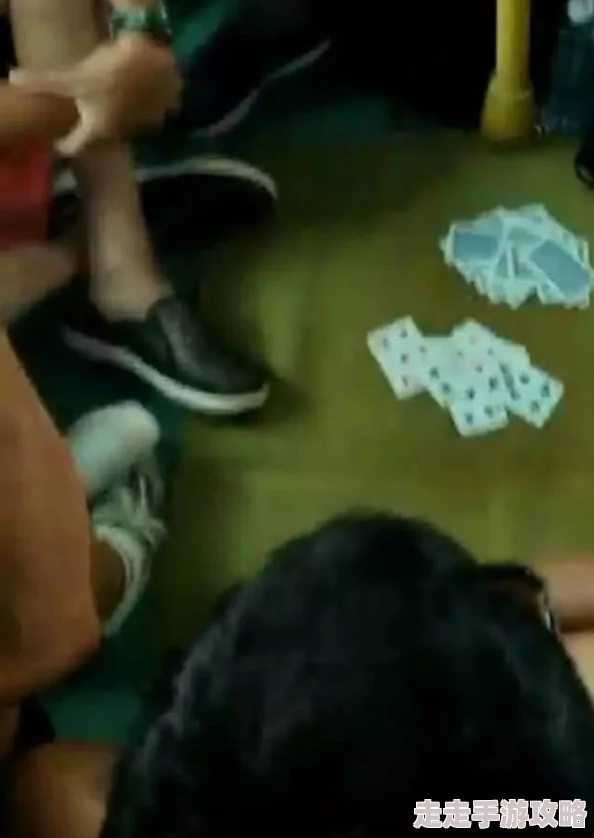 女生迈开腿让男生打扑克曝光录像疯传网络引发网友强烈谴责 女生迈开腿让男生打扑克曝光录像疯传网络引发网友强烈谴责